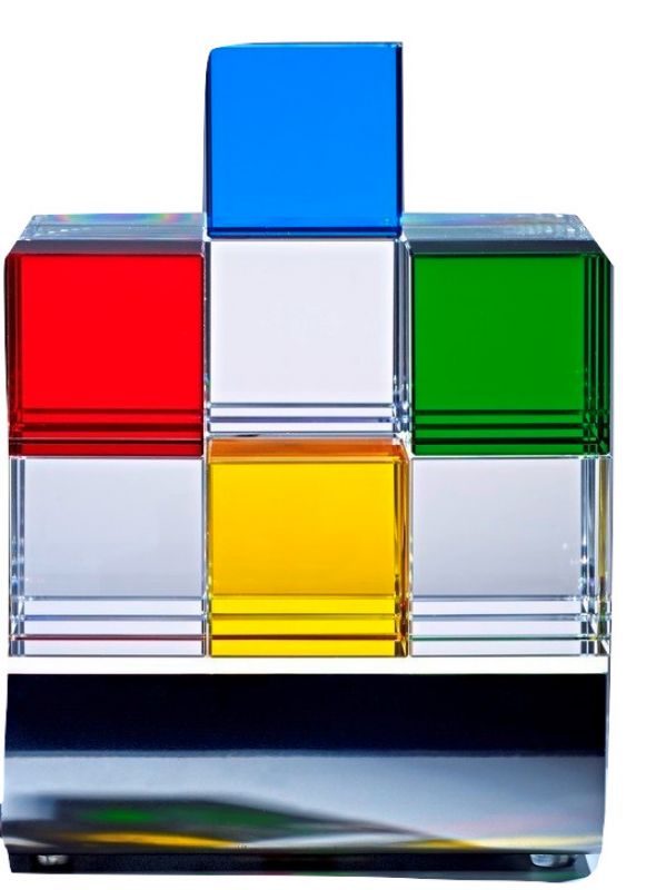 Cubelight LED Tischleuchte von Tecnolumen: Kubusförmige Designleuchte aus farbigem Acrylglas, modernes Wohnaccessoire.